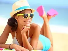 אישה בחופשה על החוף הים