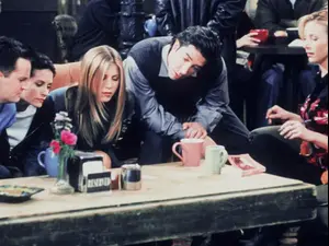 הקאסט של חברים מצויר בקפה. Latte Artist - Michael Breach, 