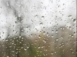 חלון עם טיפות