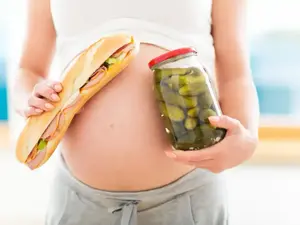 אישה בהריון אוכלת