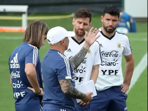 מאמן נבחרת ארגנטינה חורחה סמפאולי עם סרחיו אגוארו, ליאונל מסי