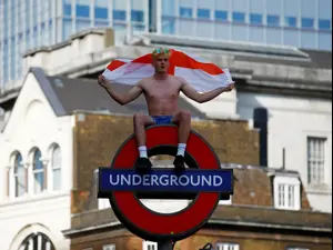 אוהד נבחרת אנגליה חוגג בלונדון