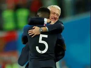 דידייה דשאן מאמן נבחרת צרפת מחבק את סמואל אומטיטי
