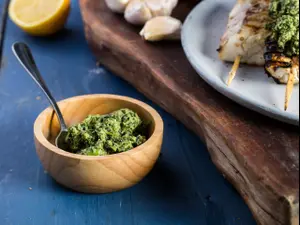 פסטו כוסברה, אגוזי מלך, פלפל ירוק חריף ושום ( , אלון מסיקה)