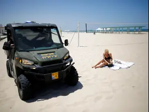 כוחות הביטחון מפנים מתרחצים באשקלון 4 במאי 2019