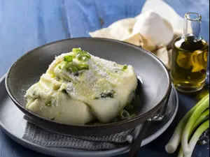 פירה בורק ( , אלון מסיקה)