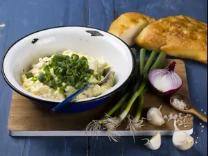 סלט ביצים ( , אלון מסיקה)