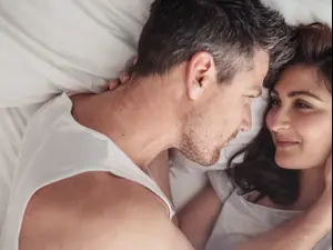 זוג מחייך במיטה