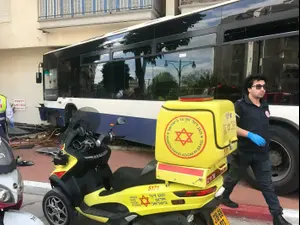 תאונת דרכים- אוטובוס התנגש בבניין מגורים ברמת גן, 2 במרץ 2020