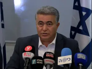 ח"כ עמיר פרץ: ממשיך בקשר עם ח"כ לוי-אבקסיס, 
מגנה בתוקף את האיומים נגדה

בית מפלגת העבודה, תל אביב

"כפי שהודעתי לפני הבחירות, אני תומך בהקמת ממשלת 
מיעוט בראשות גנץ, בתמיכת הרשימה הערבית המשותפת". ללא, מערכת וואלה!