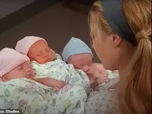 איך נראית היום השלישייה של פיבי מ"חברים"?. NBC, צילום מסך