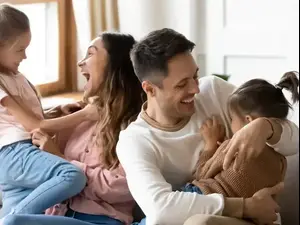 הורים וילדים משחקים