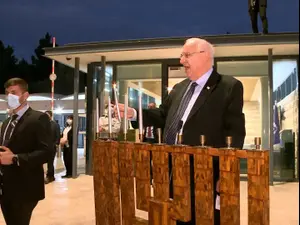 נשיא המדינה ראובן ריבלין הדליק נר רביעי של חנוכה עם שכניו, 13 בדצמבר 2020