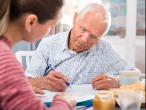 מבוגרים חותמים על חוזה