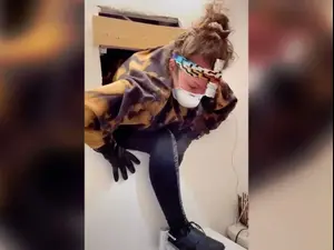 מצאה חדר מסתורי מאחורי הראי באמבטיה. samanthartsoe, צילום מסך