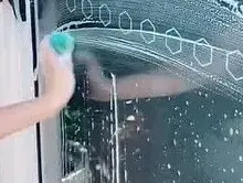 שיטה לניקוי דלת זכוכית בלי כימיקלים. @refinedliving, צילום מסך