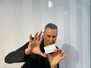 אורי גלר בקמפיין טלוויזיה למאסטרקארד. יחצ, 