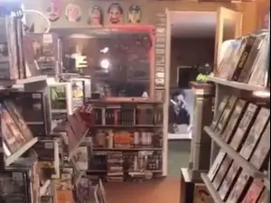בנה בבית שלו חנות להשכרת קלטות ווידאו. @thevideobunker, צילום מסך
