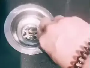 הלכלוך שמתחבא בפתח הניקוז של הכיור. @Cleanwith_kiraa, צילום מסך