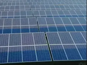 סרטון זווית פארק סולארי גדול בהודו. זווית, 