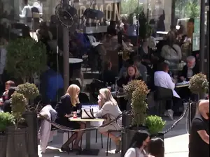 פסח בסימן חזרה לנורמליות: בתי הקפה, המסעדות והקניונים עמוסים 
31.3.21. רויטרס