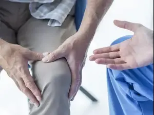 גבר סובל מכאבים בברך