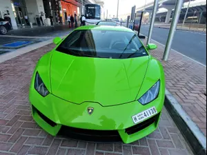 מכוניות פרארי ולמבורגיני בדובאי. זיו ריינשטיין, מערכת וואלה!