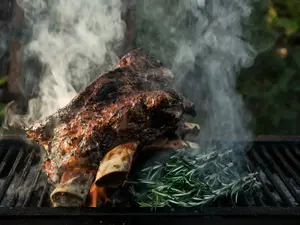 בשר על האש, חוות הבוקרים. דן פרץ, 