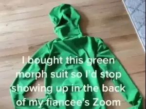 קנה חליפה ירוקה כדי לא להופיע בטעות בשיחות הזום של ארוסתו. TAILOREDBITS/TIKTOK, צילום מסך