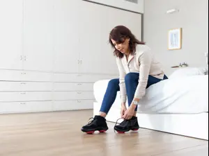 טכנולוגיית אפוסתרפיה מוטמעת בנעל הליכה