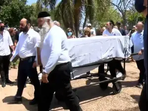 "הלב נשבר לרסיסים": מעצב העל הישראלי אלבר אלבז הובא למנוחות בחולון
28.4.21. יותם רונן
