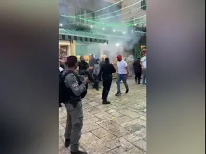 בוידאו: עימותים בהר הבית: מתפללים מיידים אבנים לעבר שוטרים. אין, מערכת וואלה!