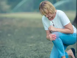 אישה מבוגרת סובלת בגלל כאבי ברכיים