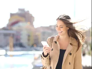 אישה מסתכלת בטלפון