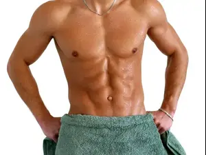 גבר עירום חלק מחזיק מגבת ירוקה ללא פנים