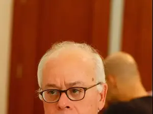עורך ישראל היום עמוס רגב ב"ועדת העורכים", נובמבר 2010