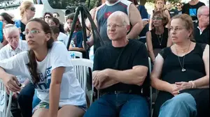 קבלת שבת במאהל של משפחת שליט בירושלים (עומר מירון)