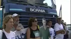 יום הולדת לגלעד שליט: פעילים חסמו משאיות לעזה (שי מכלוף)
