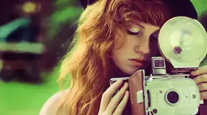 מתוך הטמבלר girls with vintage cameras"" (צילום מסך)