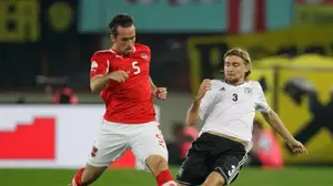 מרסל שמלצר שחקן נבחרת גרמניה מול כריסטיאן פוקס שחקן נבחרת אוסטריה (רויטרס)