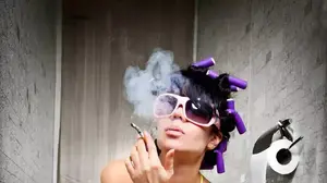 אישה בשירותים (ShutterStock)