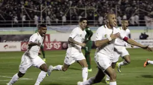 מאג'יד בוגרה שחקן נבחרת אלג'יריה חוגג (AP)