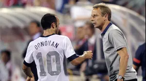 יורגן קלינסמן מאמן נבחרת ארצות הברית עם לנדון דונובן (AP)