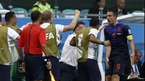 רובין ואן פרסי שחקן נבחרת הולנד חוגג (רויטרס)