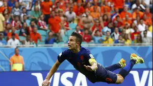 רובין ואן פרסי שחקן נבחרת הולנד כובש (רויטרס)