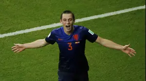 סטפן דה פריי שחקן נבחרת הולנד חוגג (רויטרס)