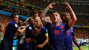 שחקני נבחרת הולנד חוגגים נגד ספרד (רויטרס)