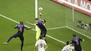 רובין ואן פרסי נבחרת הולנד מול איקר קסיאס שוער נבחרת ספרד (AP)