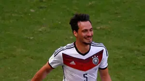 מאטס הומלס שחקן נבחרת גרמניה חוגג (GettyImages)