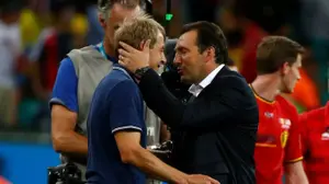 מאמן נבחרת בלגיה, מארק וילמוטס, עם מאמן נבחרת ארה"ב, יורגן קלינסמן (רויטרס)